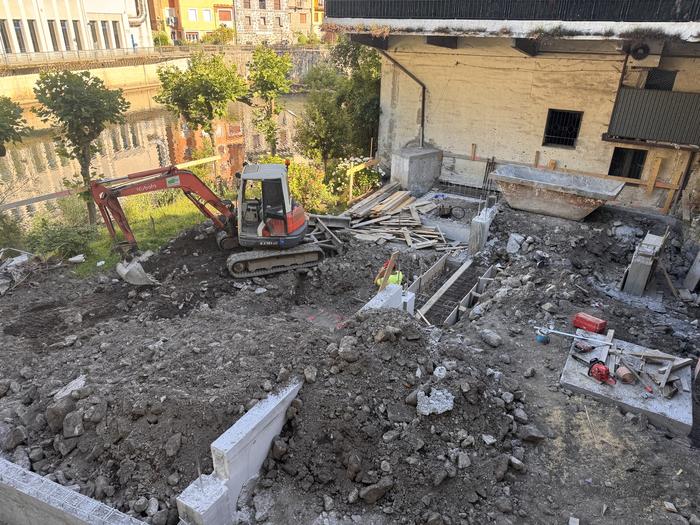 Harmailendako zimentazioa egin eta gero, harmailak neurrira aurrefabrikatuko dituzte Soraluzeko Plaza Zaharrerako