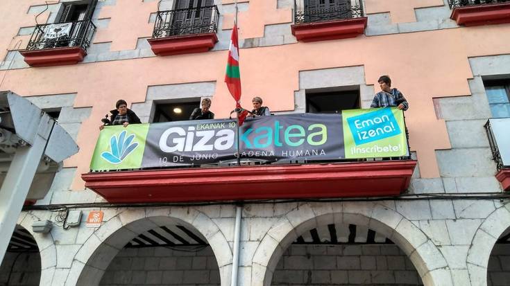 Gure Esku Dagok egingo duen giza katerako 90 bat autobus espero dituzte kanpotik, Elgoibarren eta Mendaron