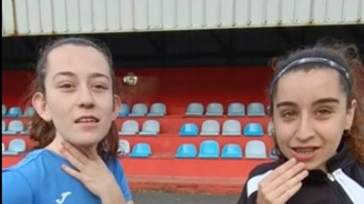 Urnieta futbol taldeko neskak Matxen galdetegi azkarrean