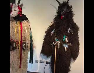 Ukrainako Gabonetako maskara eta panpinak jarri ditu ikusgai Yuliya Prokopenkok Tolosako Topic zentroan