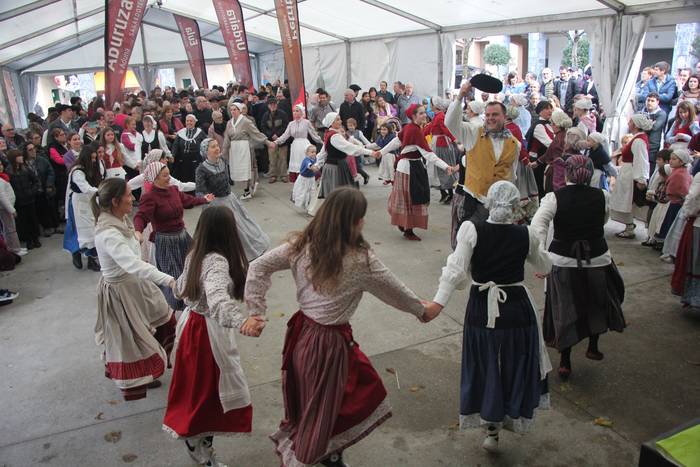 Kontzezio Eguneko azoka egingo dute zapatuan, hilak 7, Mendaron