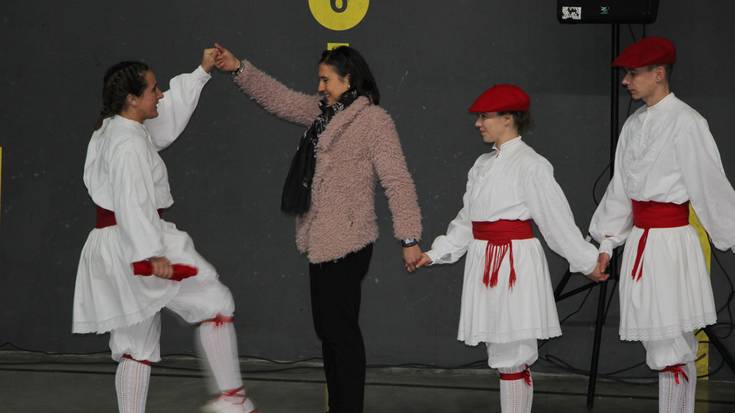 Eguraldi makurrari kontra egin diote mendaroarrek Kontzezio Azoka egunean