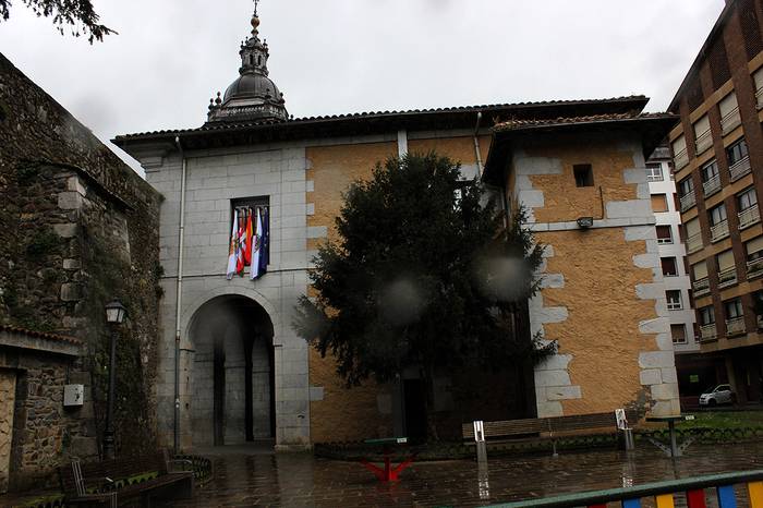 Espainiako bandera “Elgoibartar gehienon nahiaren aurka” jarri dutela zehaztu du Udalak