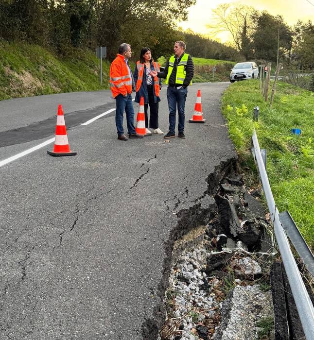 700 sinadura bilduta bukatutzat eman dute Azkarateko errepidea konpontzea eskatzeko sinadura bilketa