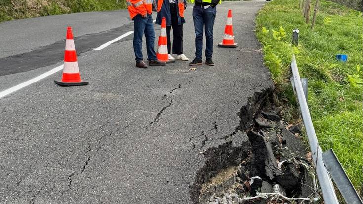 700 sinadura bilduta bukatutzat eman dute Azkarateko errepidea konpontzea eskatzeko sinadura bilketa