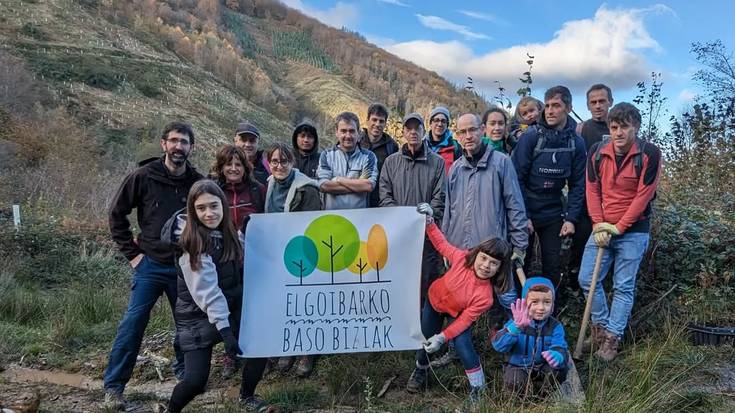 Elgoibarko Baso Biziak Elkarteak 2.935 zuhaitz landatu zituen 2024n