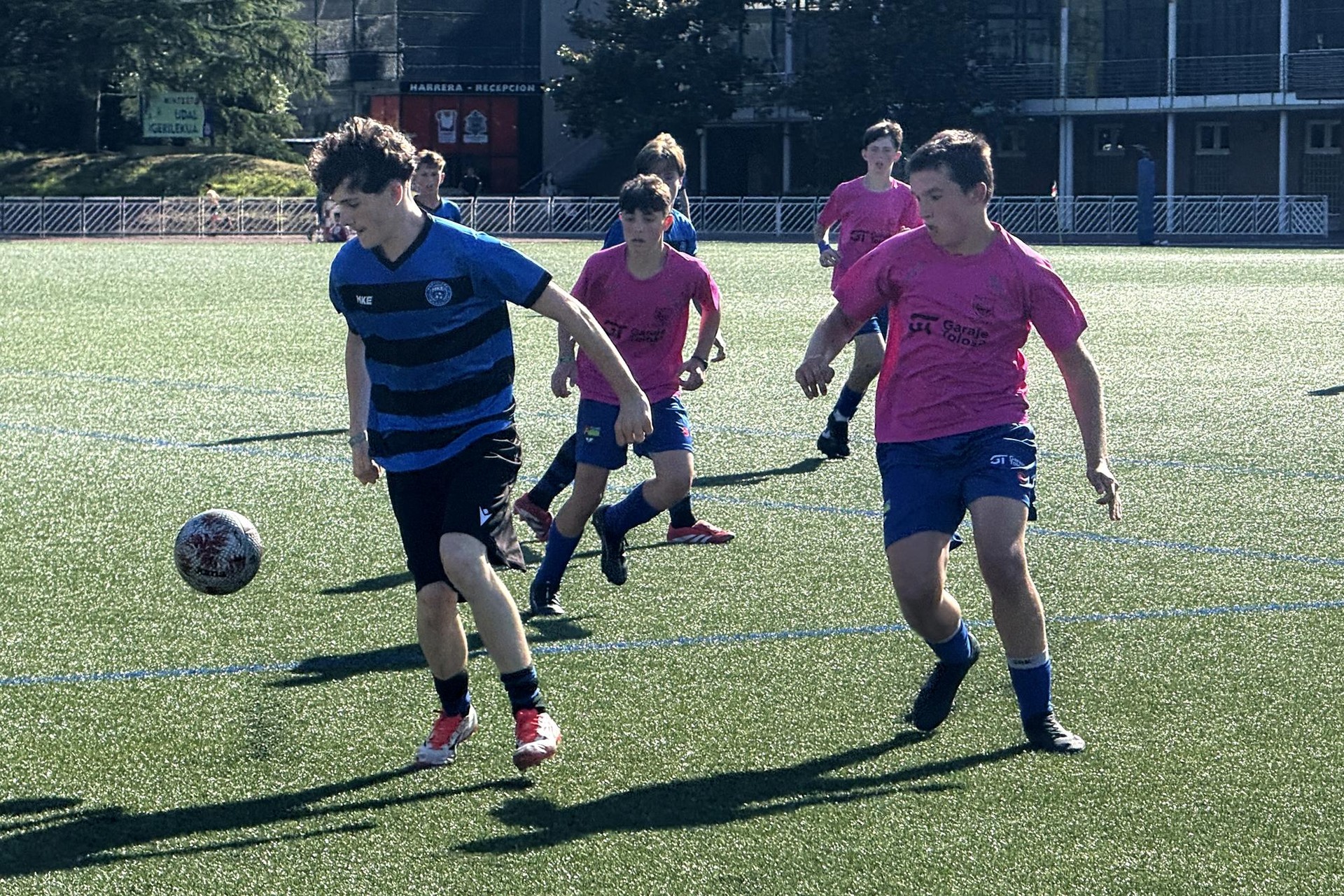 Debabarreneko futbol zelaietan ere ari dira jokatzen Donosti Cup futbol txapelketako partidak
