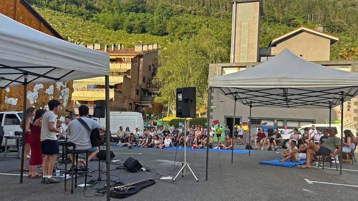 Kontzertu akustikoa eman du Berun taldeak Mendaron