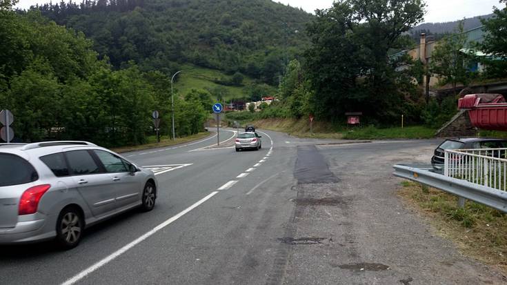 Bi txirrindulari eibartar zauritu dira Elgoibarren, kamioi batek harrapatuta