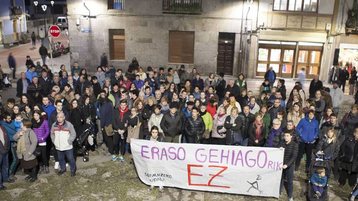 Herritarrek eraso matxistak salatu eta emakumeei babesa adierazi diete 