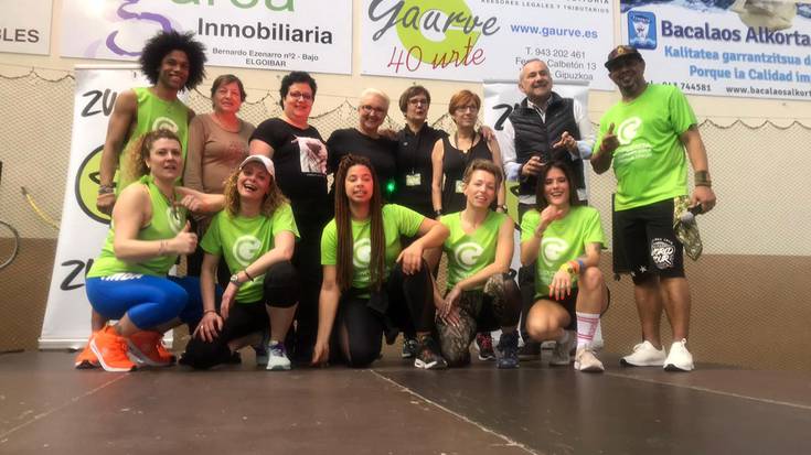 Zumba saio solidarioak dantzariz bete zuen Olaizaga kiroldegia
