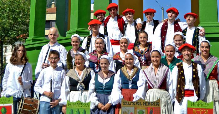 Haritz dantza taldeak 'Folklores du monde' folklore jaialdian hartuko du parte, Bretainian