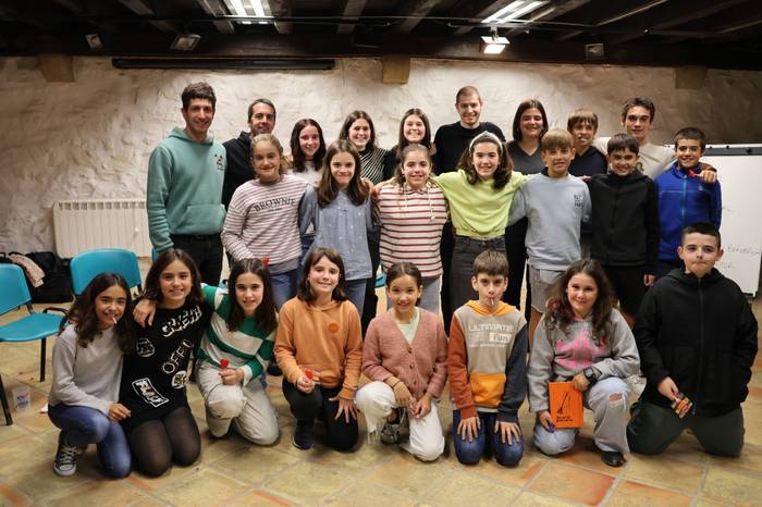 Elgoibarren elkartu dira Debabarreneko bertso eskoletako ikasleak, eta Beñat Gaztelumendirekin aritu dira bertsotan