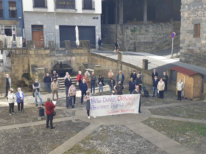 Pentsioetan “igoera barregarriak” izango direla salatu dute