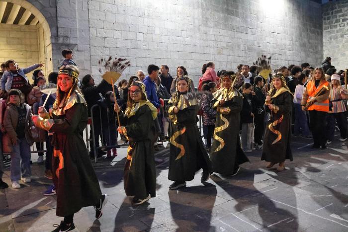 Errege Magoen desfilerako izen-ematea, eguenean eta barikuan