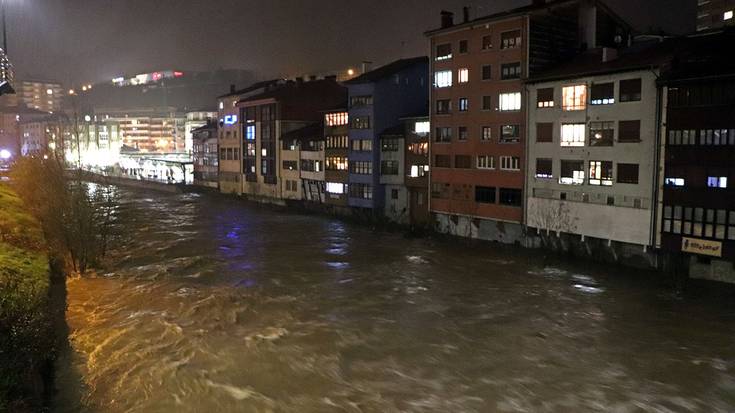 Maila gorrirantz gerturatzen ari da Deba ibaiaren emaria Altzolako estazioan