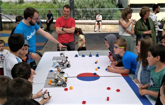Robotika eta programazioa jolas-giroan landu zituzten umeek Robotika Dibertigarriaren Ferian
