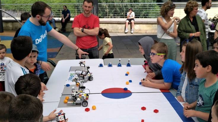 Robotika eta programazioa jolas-giroan landu zituzten umeek Robotika Dibertigarriaren Ferian