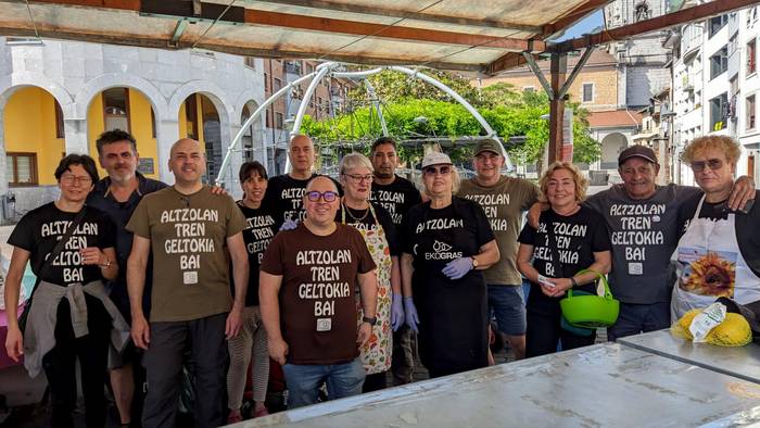 Azoka eta aldarrikapena uztartu ditu Altzolako Auzo Elkarteak