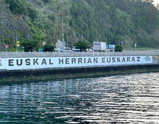 Herritar talde batek Debako itsasadarreko 'Euskal Herrian Euskaraz' murala berritu du