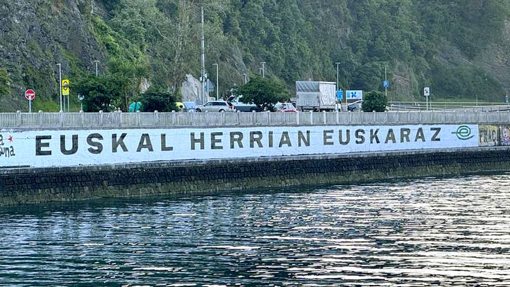 Herritar talde batek Debako itsasadarreko 'Euskal Herrian Euskaraz' murala berritu du