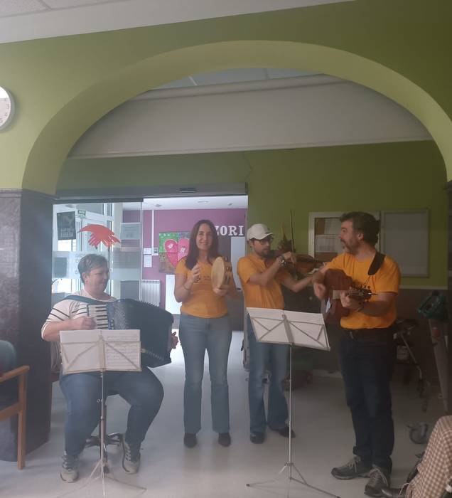 Nagusien Egoitzan Gabon Kantak