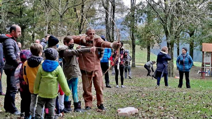 Historiaurreko gizakiaren bizimodua nolakoa zen ezagutu eta probatzeko aukera izan zen asteburuan Elgoibarren