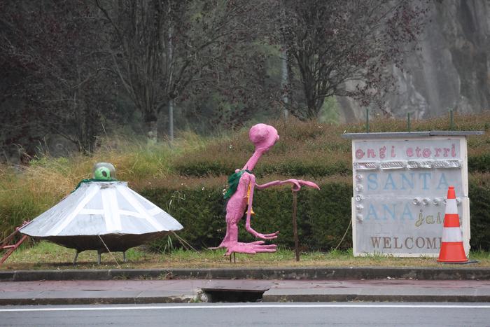 E.T. estralurtarrak Santa Ana jaietara gonbidatzen ditu bidaiariak Mendaron
