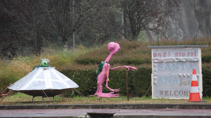 E.T. estralurtarrak Santa Ana jaietara gonbidatzen ditu bidaiariak Mendaron