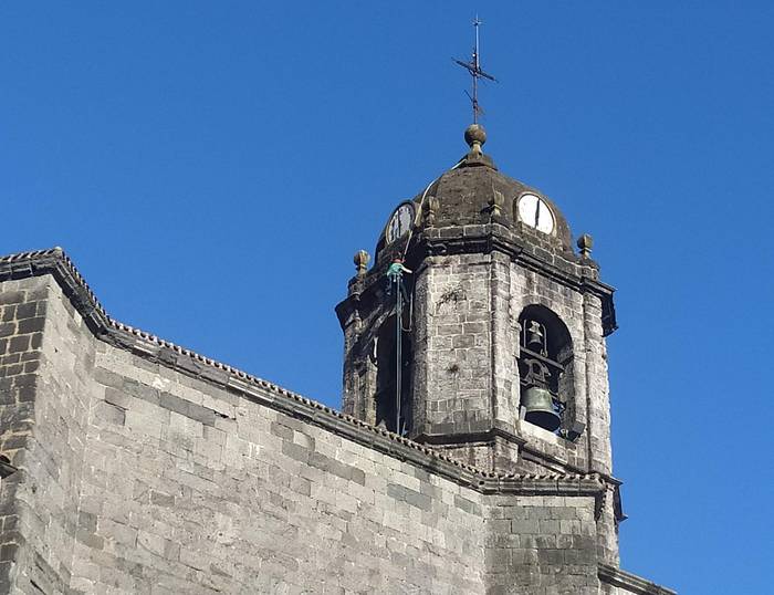 Ipini dizkiote orratzak kanpandorreko erlojuari baina oraingoz ez dira mugituko