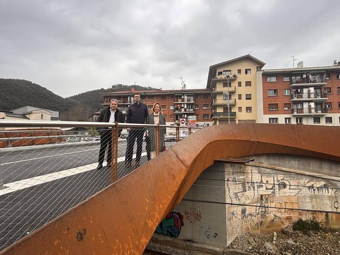 Zubi eraberritua bisitatzen izan da Eider Mendoza Gipuzkoako diputatu nagusia Mendaron