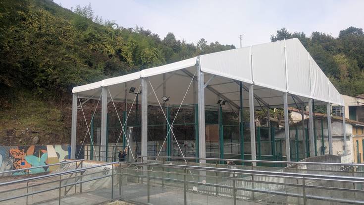 Padel pista estalita eta erabilgarri dago dagoeneko