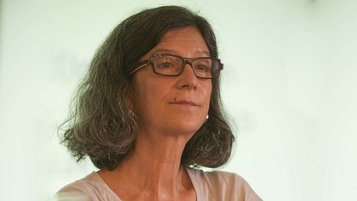 Lau urte Jasone Salaberria euskal linguista eta irakaslea zendu zela