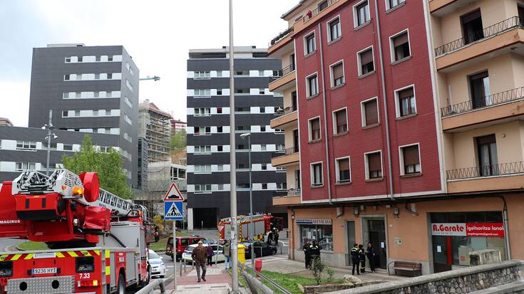 Santa Ana kaleko etxebizitza bateko sukaldeak su hartu du