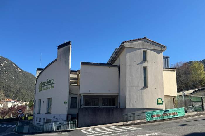 Gutxiengo zerbitzuak Mendaroko ikastetxean, liburutegia eta musika eskola itxita, eta normaltasuna kalean