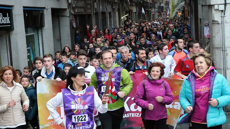 Goizean goiz pasatu da Korrika Mendaro eta Elgoibartik, eta Gasteizera bidean da