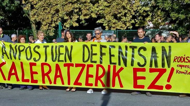 Rodisan 15 minutuko lanuzteak egin dituzte enpresak iragarritako kaleratzeak salatzeko