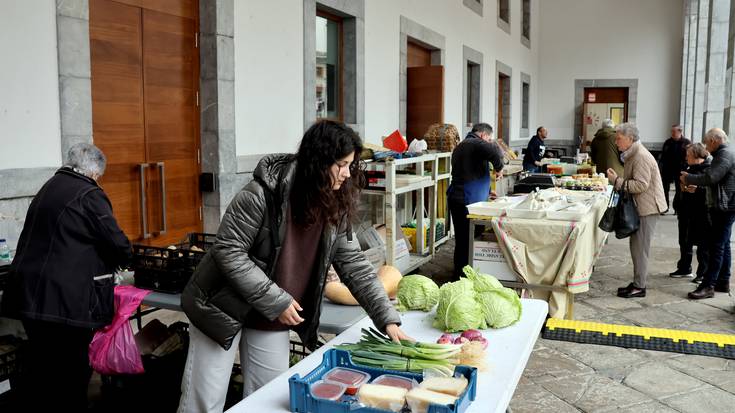Ohikoa baino handiagoa izan da eguenetako azoka