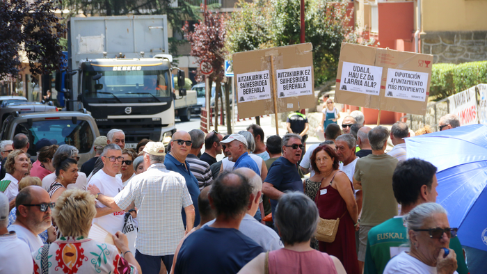 Herritarrek trafikoa moztu zuten Ermuan, exijitzeko ez dadila atzeratu saihesbidearen proiektua eta trafiko astuna murrizteko plana