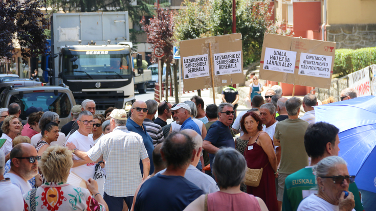 Herritarrek trafikoa moztu zuten Ermuan, exijitzeko ez dadila atzeratu saihesbidearen proiektua eta trafiko astuna murrizteko plana
