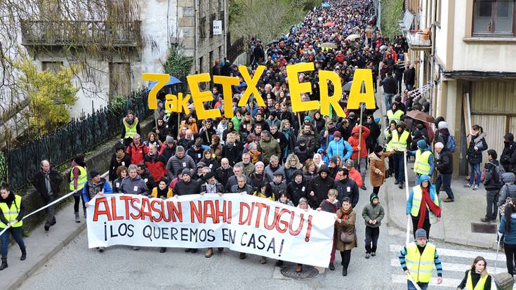Argazkia aterako dute Elgoibarren Altsasuko gazteekiko elkartasunez