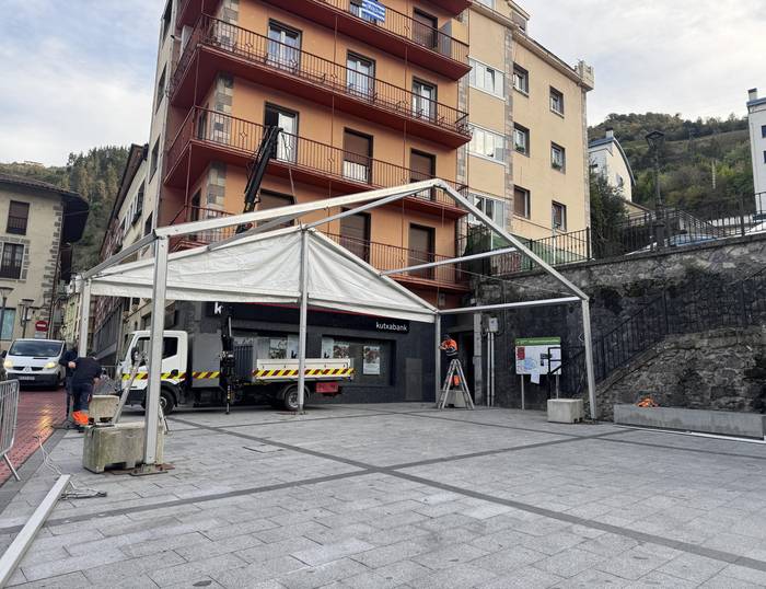 Animaliarik gabe, baina oparo dator Gaztañerre Azoka