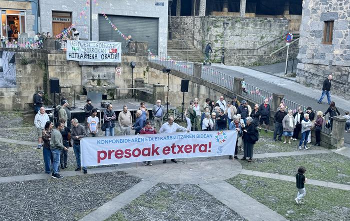 Kartzelaldia erregimen itxian betetzen ari diren presoen eta erbestean daudenen egoeran jarri zuten azpimarra