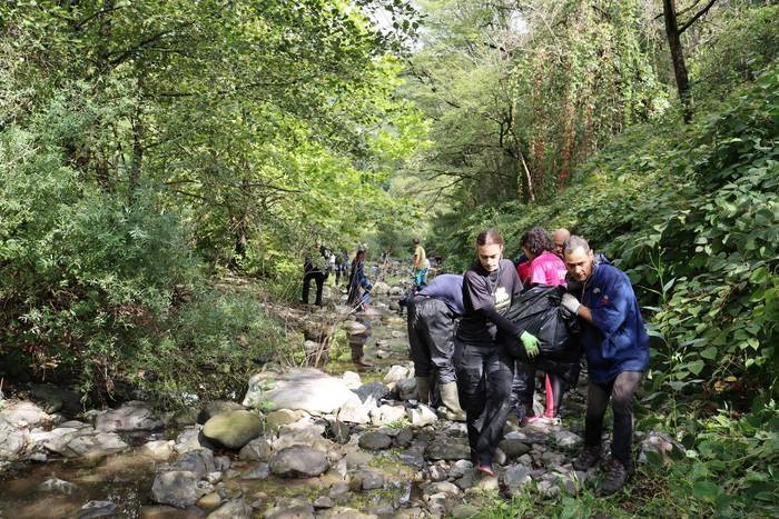 Aurtengo ibai garbiketa zapatuan egingo da, herriko eragile ugarirekin batera