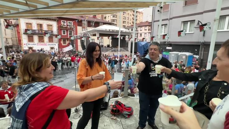 Drogetenitturri aldizkariak egindako ibilbidea omendu dute Euskararen Aldeko Brindisean