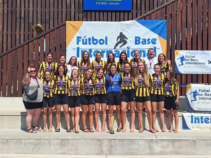 Amaikak-Bateko kadete-gazte mailako neskek ezohiko eran irabazi dute Salou Youth Cup-eko Integrazio Kopa