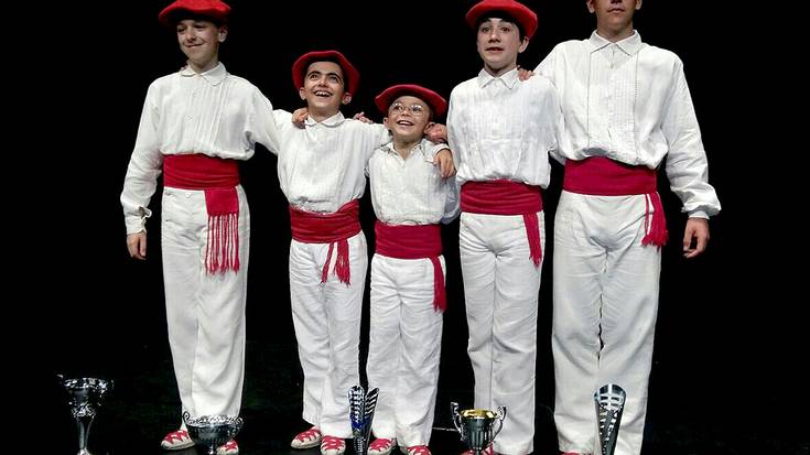 Gipuzkoako aurresku txapelketako finalean dantzatu zuten Bereziartua eskolako bost ikaslek