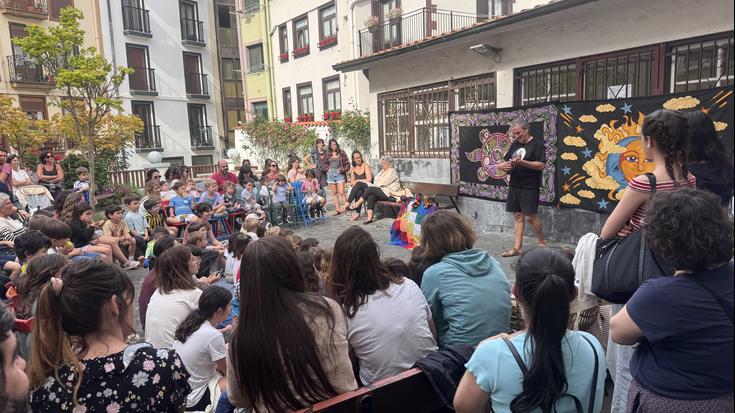 Kultur Elkarteko plaza lepo beteta, Liburutegia Denontzat taldearen azken ekimenean