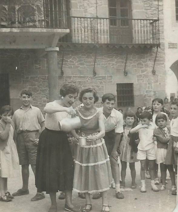 Pitxarrarekin plaza erdian