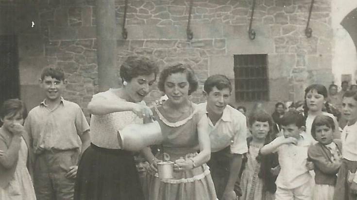 Pitxarrarekin plaza erdian